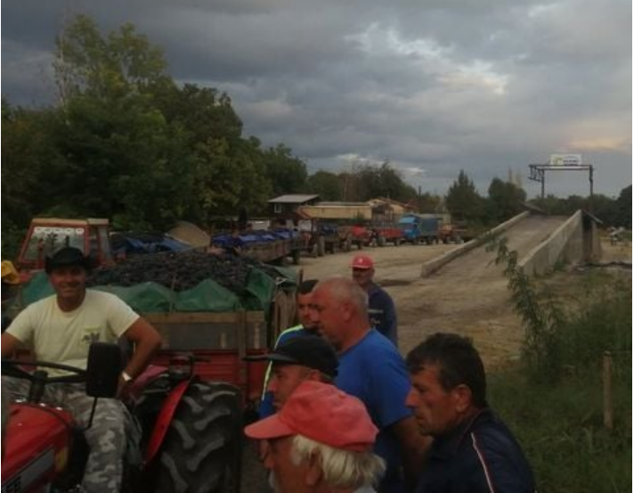 Полицијата не ги пушта лозарите да протестираат