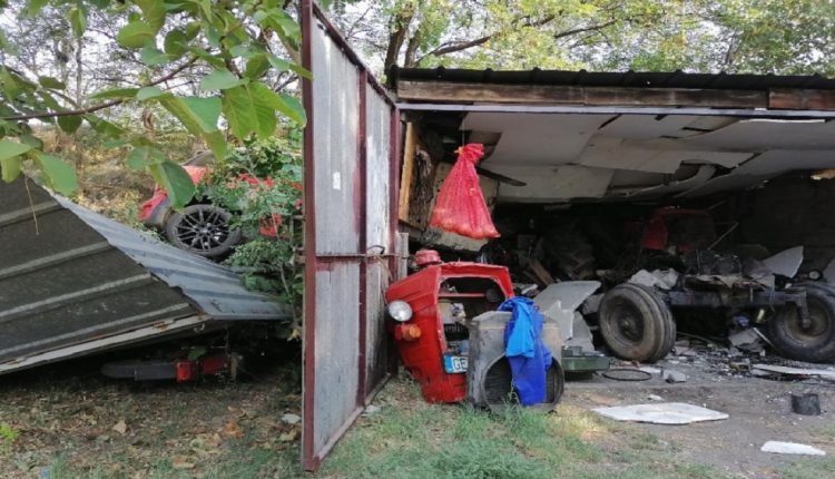 Скопјанец загина кога со „мини Морис“ излетал од пат и се забил во метални гаражи