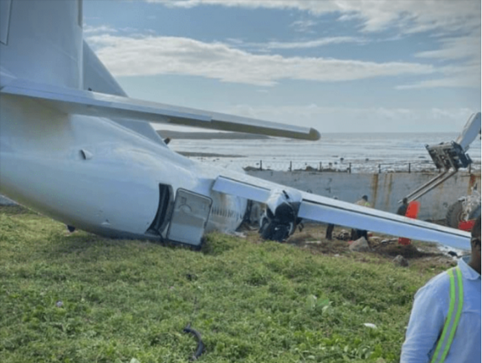 Избегната посериозна несреќа: Авион удри во ѕид, за малку ќе завршеше во морето