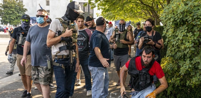 Во САД се зголемува бројот на паравоените формации кои го поддржуваат Трамп