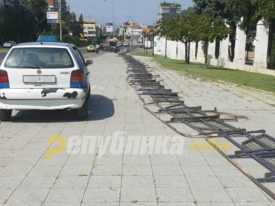 Владата се „блиндира“ со полициски тараби пред протестот за Гоце Делчев