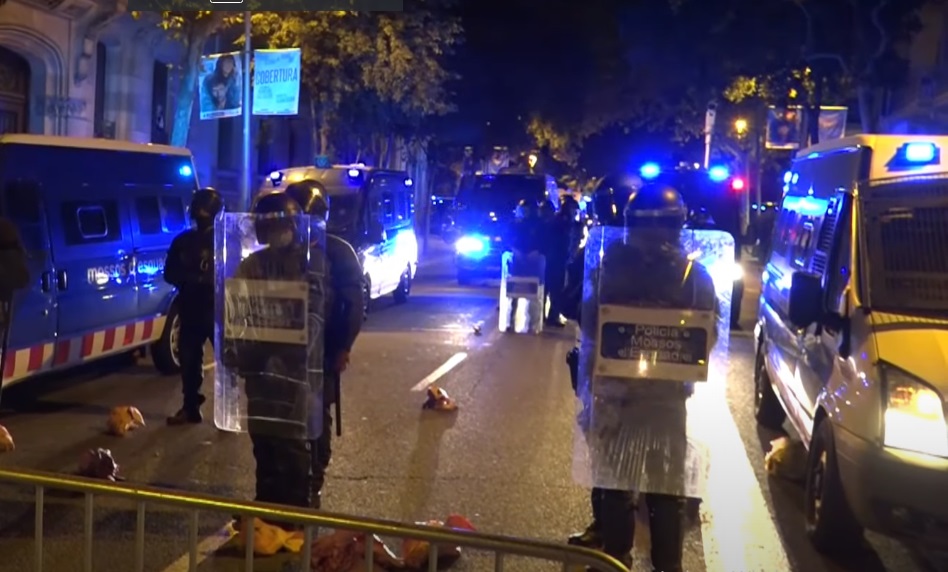 Демонстранти во Барселона ја нападнаа полицијата со исечени свински глави