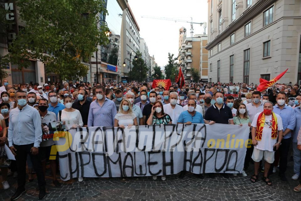 ВМРО-ДПМНЕ упати три барања до власта на протестот против поскапувањето на струјата