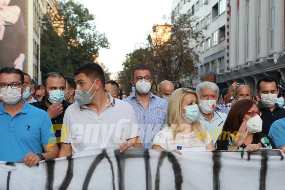 Мицкоски: Илјадници луѓе се на улица, а власта води погрешни економски политики