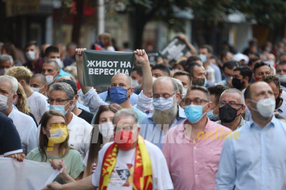 СНИМКИ ОД ДРОН: Илјадници скопјани се придружија на граѓанскиот протест „Скапа струја – сиромашен народ“