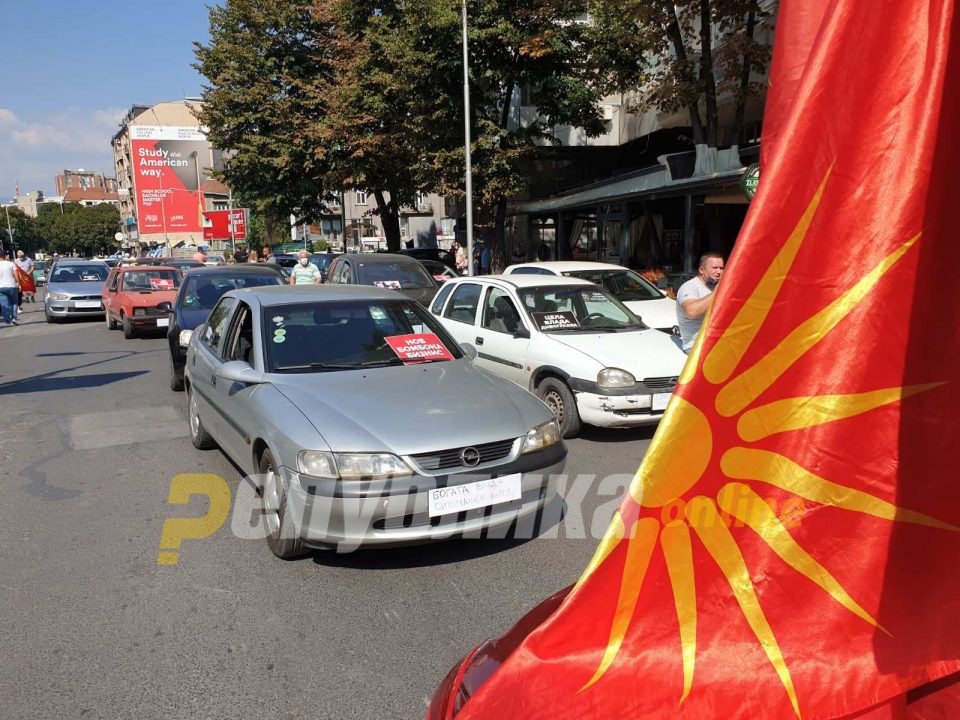 Дескоски: Знамето со Сонцето од Вергина не е македонско, треба да се ослободиме од овој грчки симбол