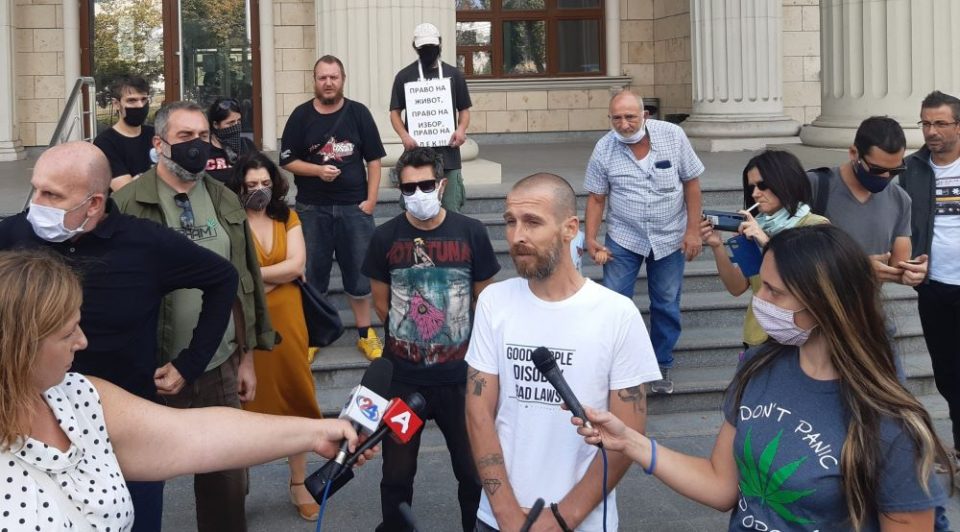 Граѓански протест пред судот за поддршка на активист за декриминализација на канабисот