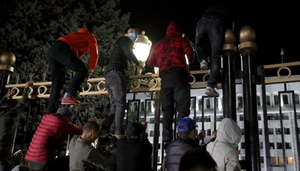 „Шарената револуција“ стигна и во Киргистан