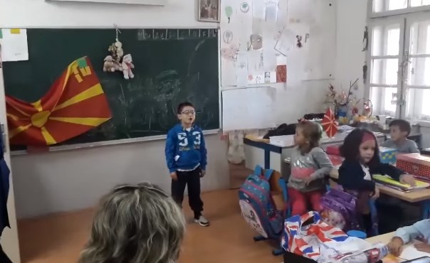 Ја сакам оваа напатена земја: Малиот Омер Емрах со песничка на сите им покажа како се сака Македонијa