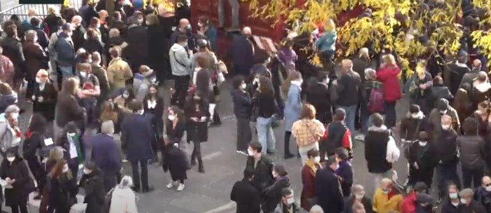 Сакаме слобода: Парижаните протестираат против полицискиот час