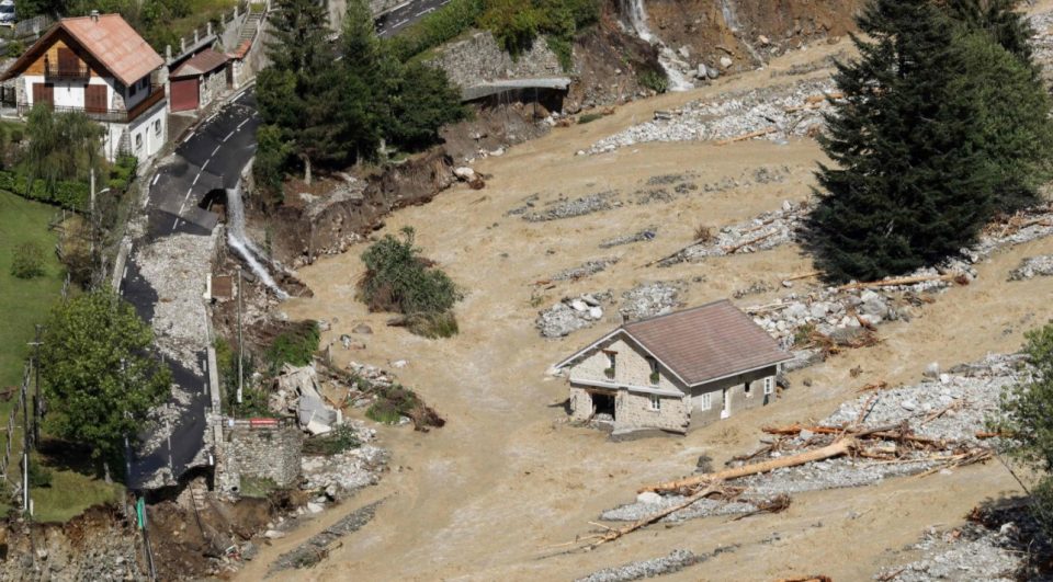 Мост падна за 5 секунди: Поплавите во Франција однесоа и куќи