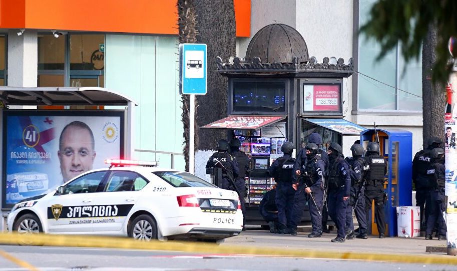 Трае заложничката драма во Грузија: Ослободени 43 од заложниците, напаѓачот во бегство