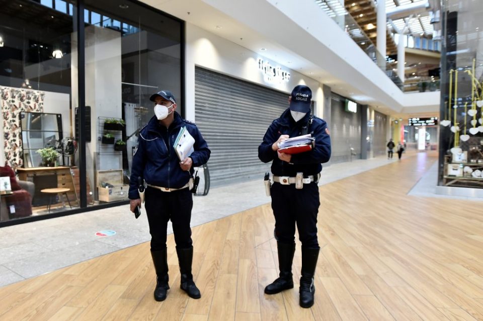 Се апси на големо: Во полициска акција во Италија, 160 лица завршија во затвор