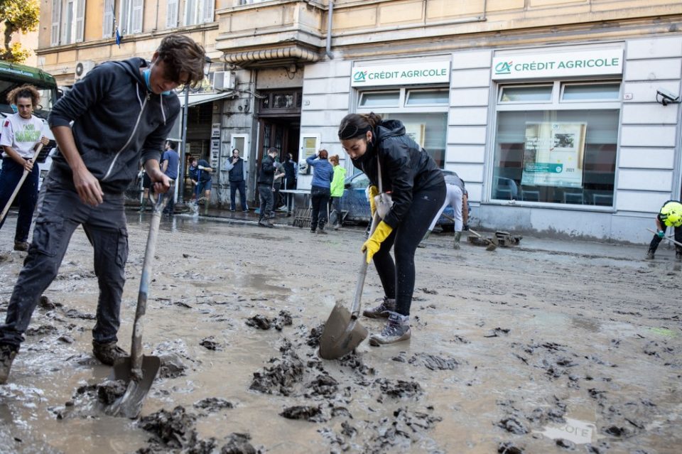 Невреме и поплави блокираа цели населени места во Италија