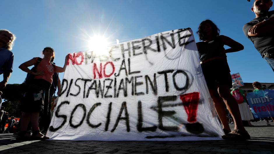 Демонстрантите не се свесни за ситуацијата: Во Италија остануваат мерките