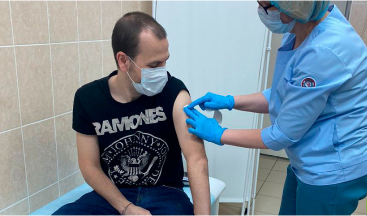 Шпанецот Карлос Морага е првиот странец кој ја примил руската вакцина против Ковид-19