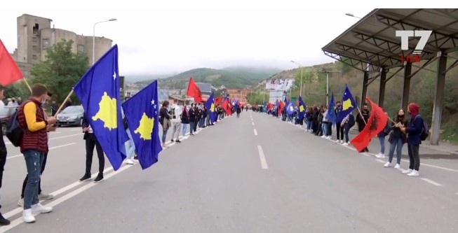 Со албански знамиња косовската репрезентација испратена за Скопје