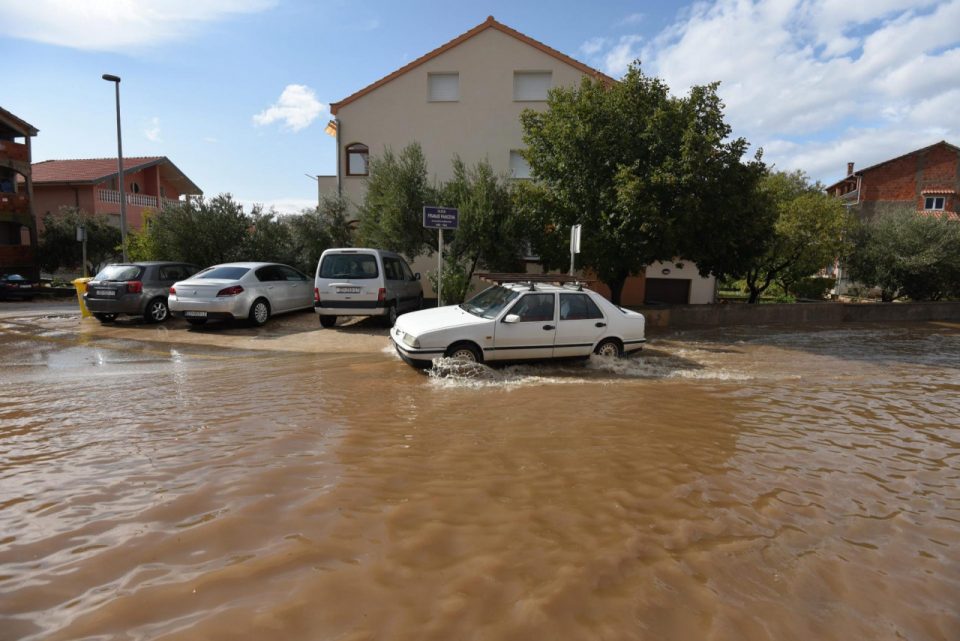 Големо невреме во Хрватска, сообраќајот е во колапс