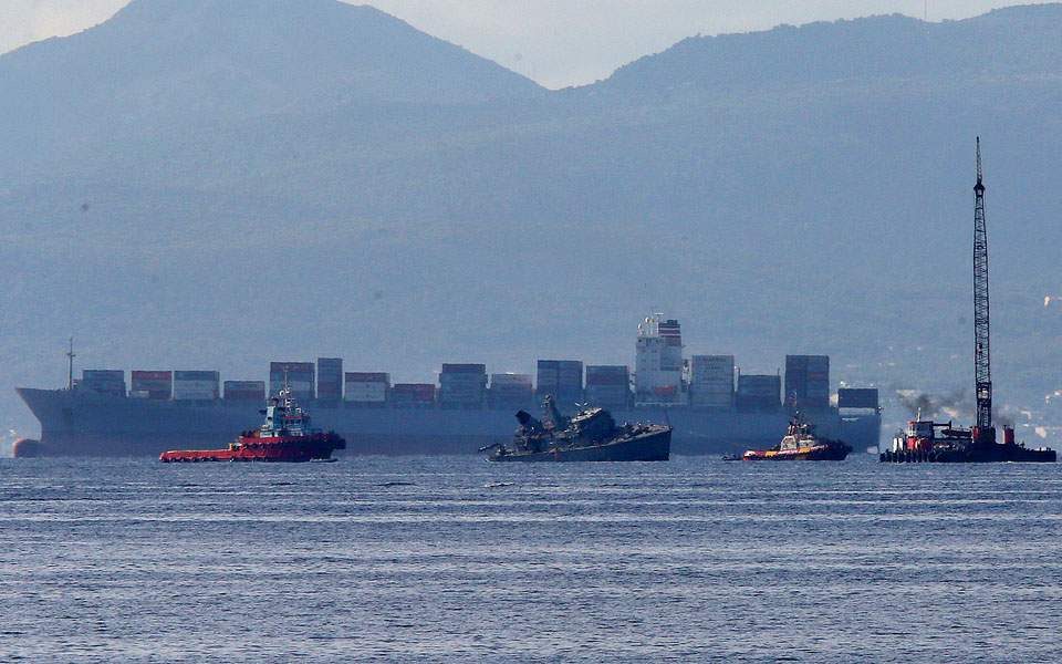 Грчки воен брод се судри со португалски товарен брод, евакуиран екипажот