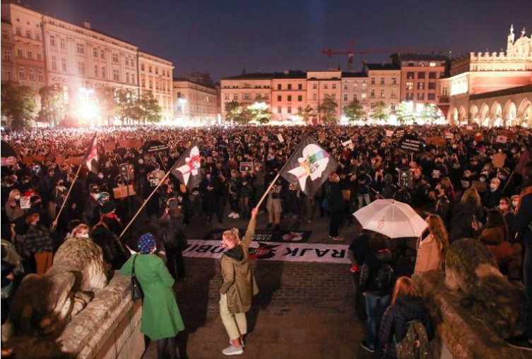 Масовни протести во Полска поради заострувањето на мерките против корона вирусот