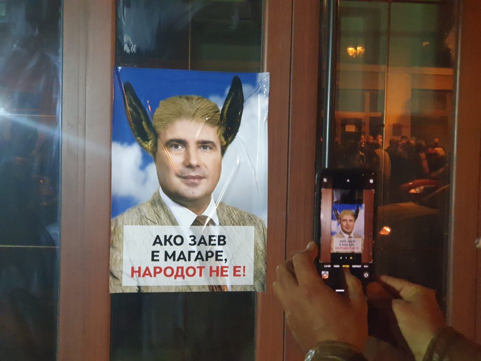 „Ако Заев е магаре народот не е“: Протест со возила низ скопските улици