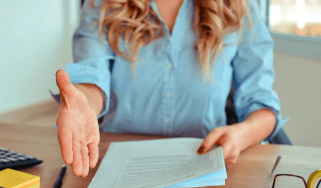 Таман да стане нивен: Германија не му даде државјанство на муслимански мигрант кој одбил да се ракува со жена