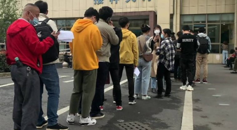 Во Кина започна вакцинација против коронавирусот, луѓето чекаат во редови