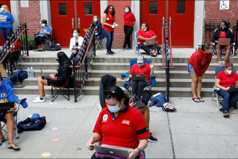 Гувернерот на Њујорк нареди да се затворат сите училишта во жариштата на Ковид-19