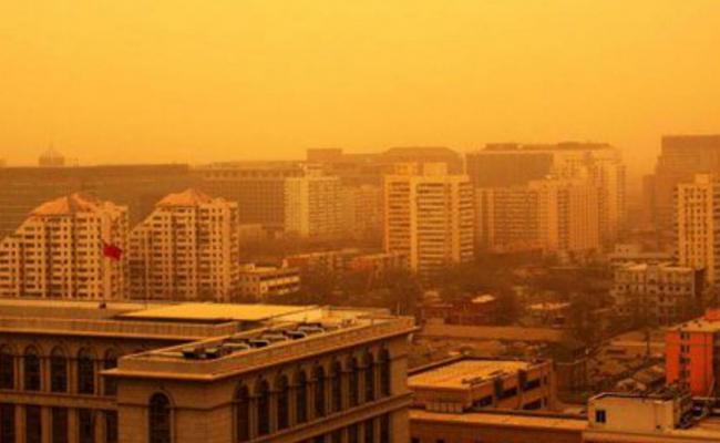 Доаѓа жолта прашина од Кина и носи корона: Како ги плашат Севернокорејците за да седат дома