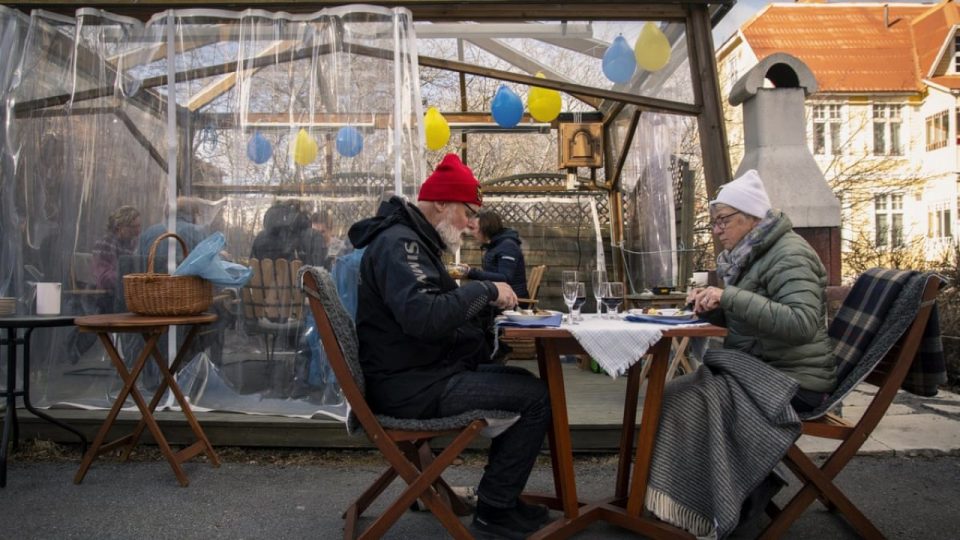 Шведска ги ослободи и повозрасните луѓе, веќе нема препорака да седат дома