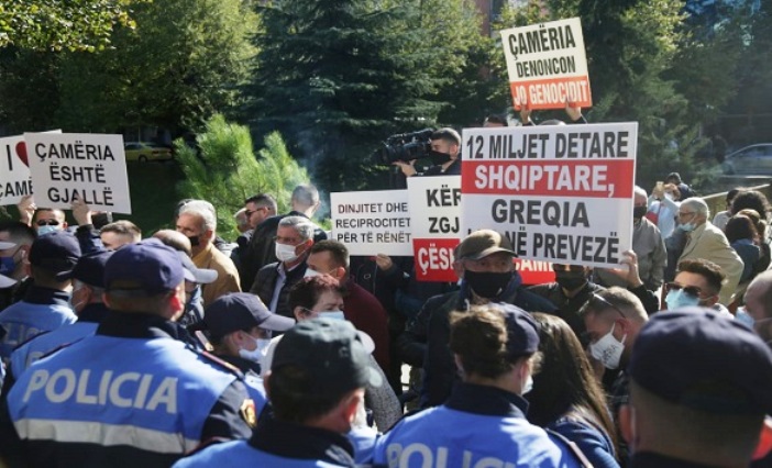 Дендиас во Тирана пречекан со протест, летаа шишиња кон грчката делагеција