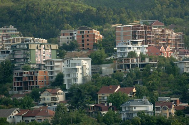 За спорни плацеви на Водно уапсен скопјанец, осомничени уште неколку лица