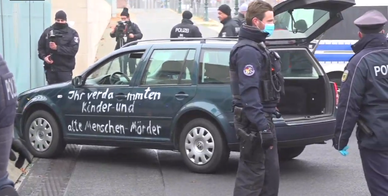 Автомобил со антиглобалистички пораки се заби во канцеларијата на Ангела Меркел