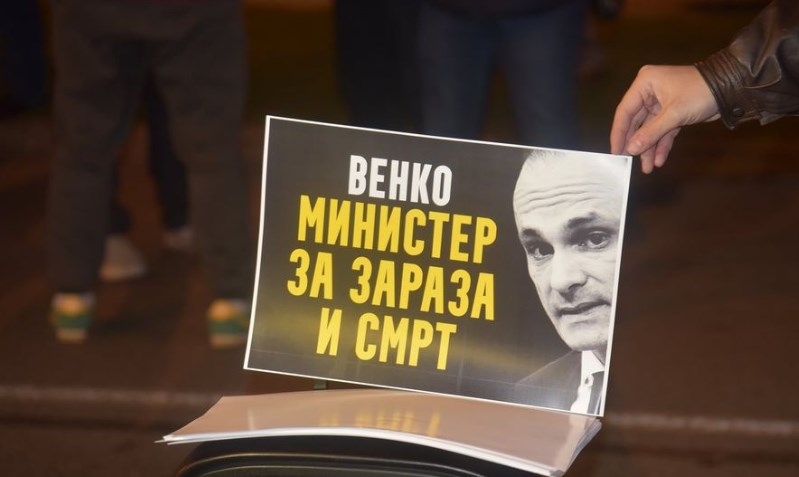 „Менгеле ко да ти е дедо, народ убиваш за пари и малку власт“ – остри коментари до Филипче од јавноста, бесни се што ги дискриминира и присилува