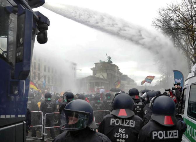 Водени топови ги смируваа демонстрантите во Берлин против рестриктивните мерки