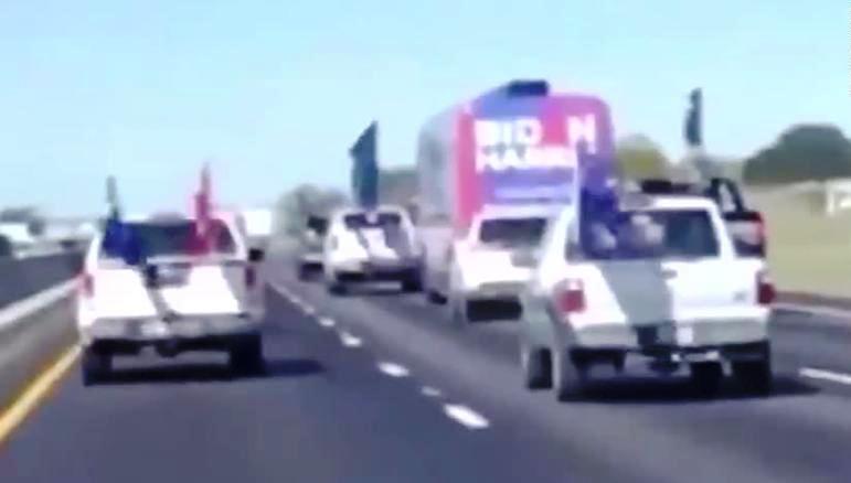 Приврзаници на Трамп го опколија автобусот на Бајден среде автопат: Бајден ја откажа кампањата во Тексас