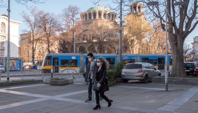 Затворање училишта, ресторани, трговски центри и спортски сали: Бугарија ги заострува ограничувањата