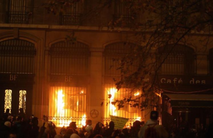 Демонстрантите во Париз запалија филијала на „Банк де Франс“