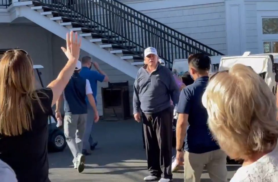 Трамп на голф терен ја дочека веста дека Бајден му го зема местото во Белата куќа