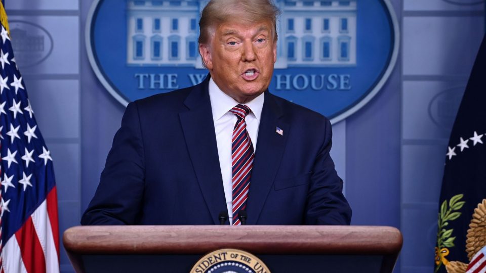 Правилата биле исти за сите: Tвитер му порача на Трамп дека никогаш нема да има профил
