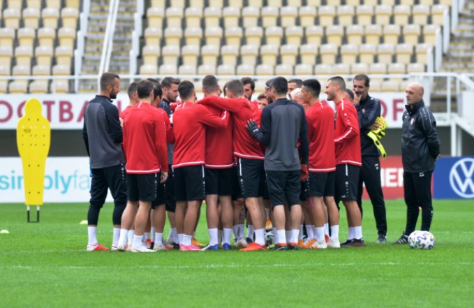 Голманот на репрезентацијата позитивен на корона: Нема да игра во баражот за Европското првенство против Грузија