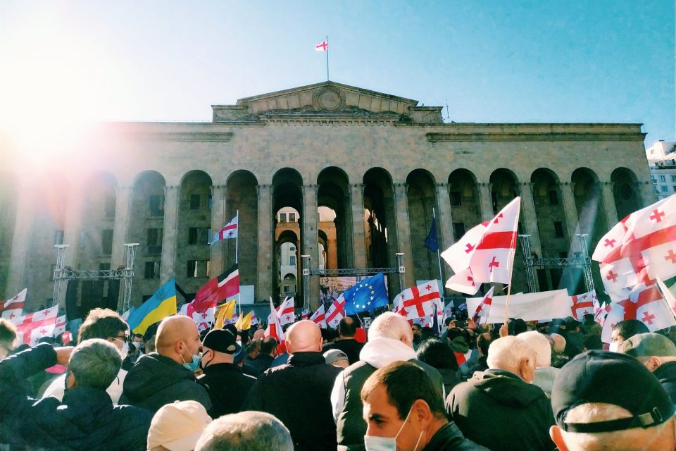 Протест за повторување на изборите во Грузија: Судир меѓу полицијата и демонстрантите во Тбилиси