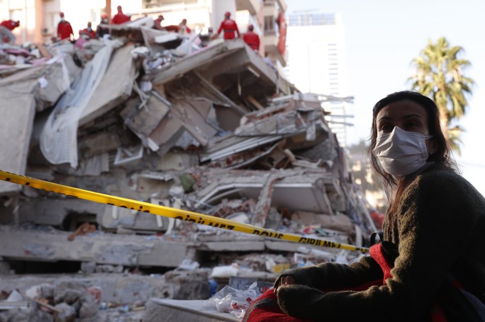 Се помалку надежи за преживеани: Бројот на жртвите од земјотресот во Егејот достигна 71