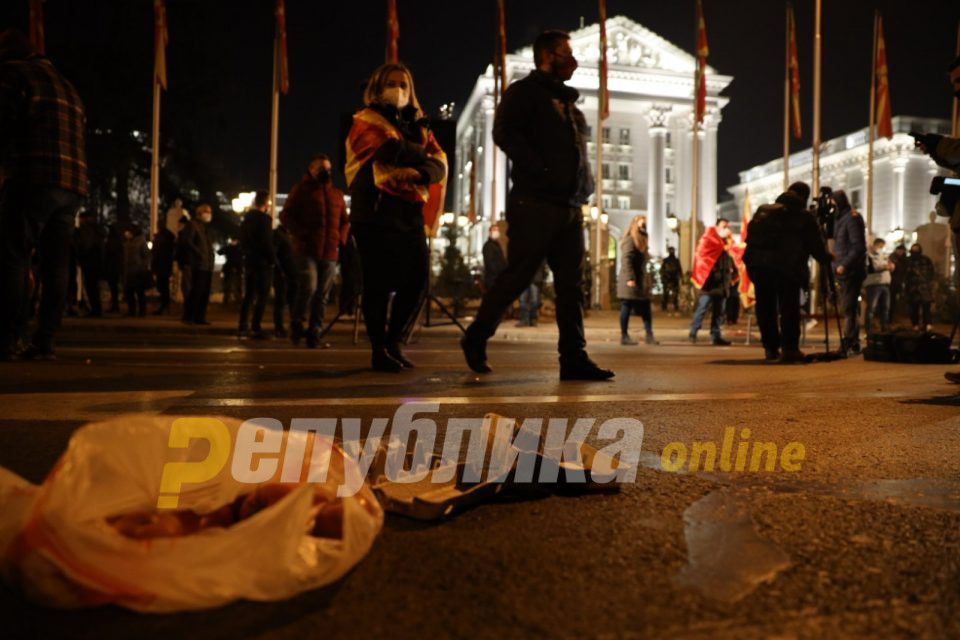 Мицкоски: Не смее да преговара нешто што не е за преговарање, Заев се однесува како пропаднат коцкар