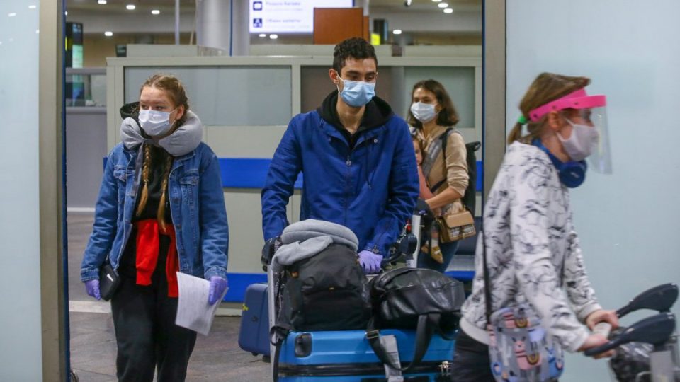 Цел авион патници со лажни тестови сакале да заминат за Кина – останале во Москва