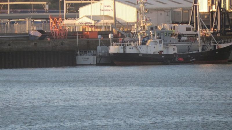 Британската полиција уапси група од 69 Албанци кај брегот на Англија