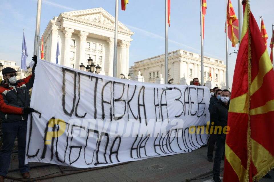 Дури откако народот се крена и излезе на улиците Заев ретерираше