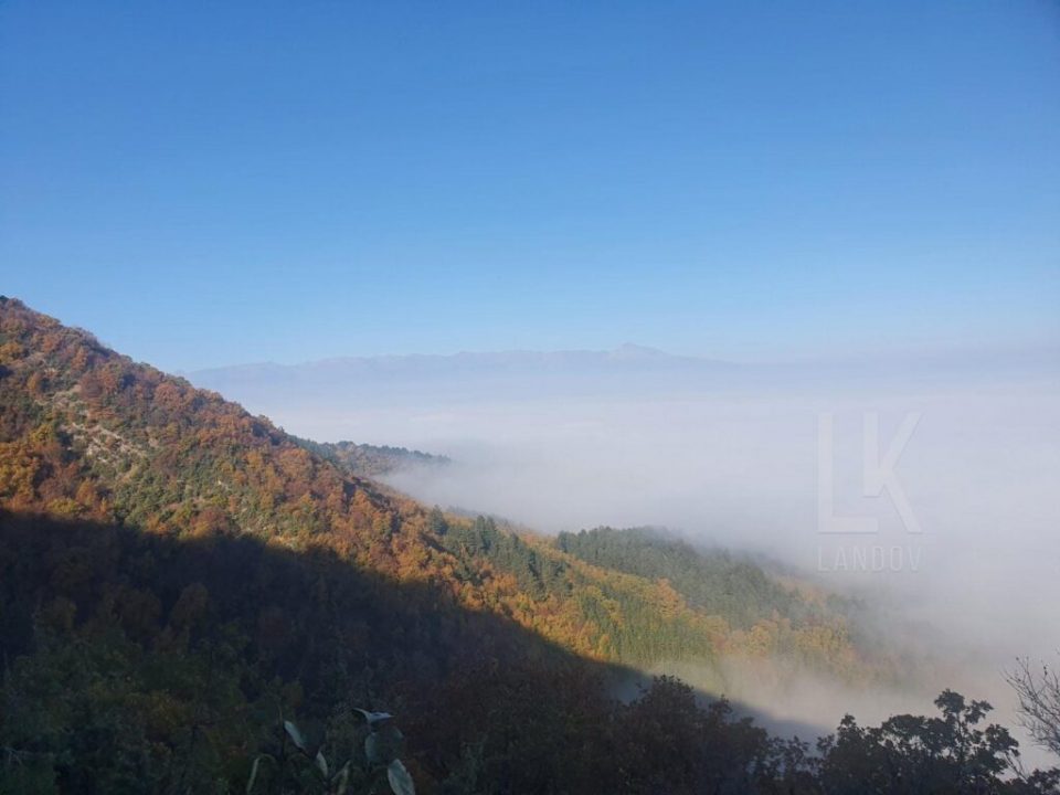 Скопјани бегаат на Водно, но оттаму се гледа магла, а не и градот