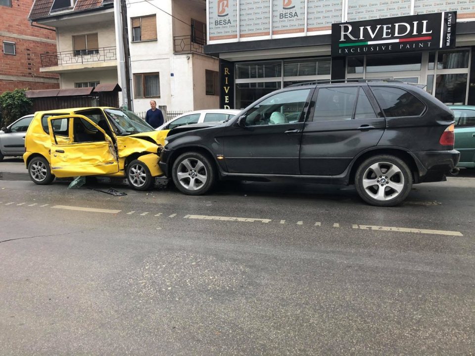 Млад гостиварец тешко повреден во судир на три возила утрово