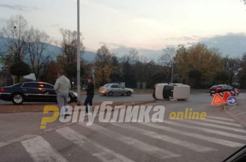 Се преврте возило на „Партизанска“ во Карпош